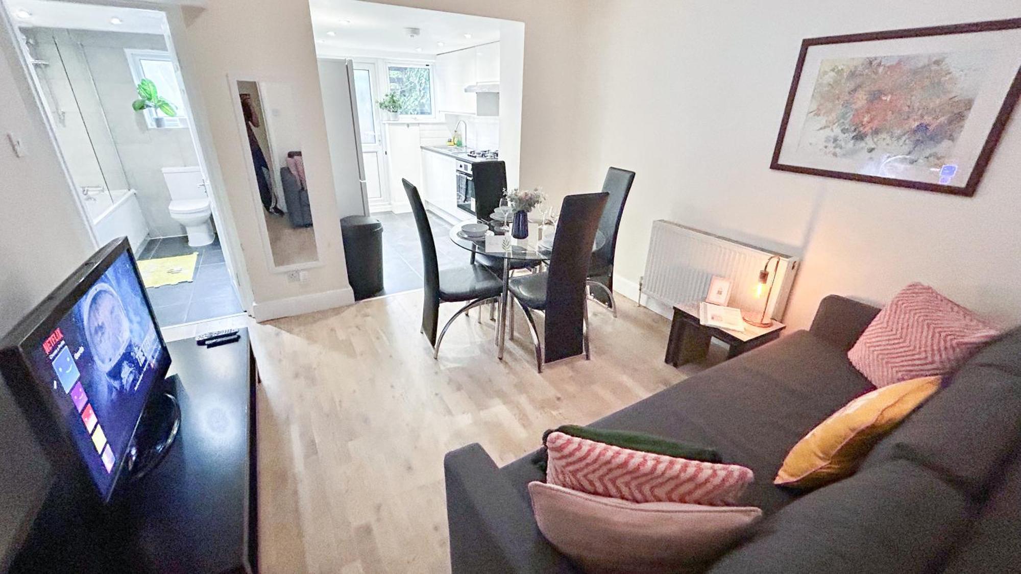 1-Bedroom Flat With Small Garden & Paid Parking In Finsbury Park, Highbury London Exterior photo