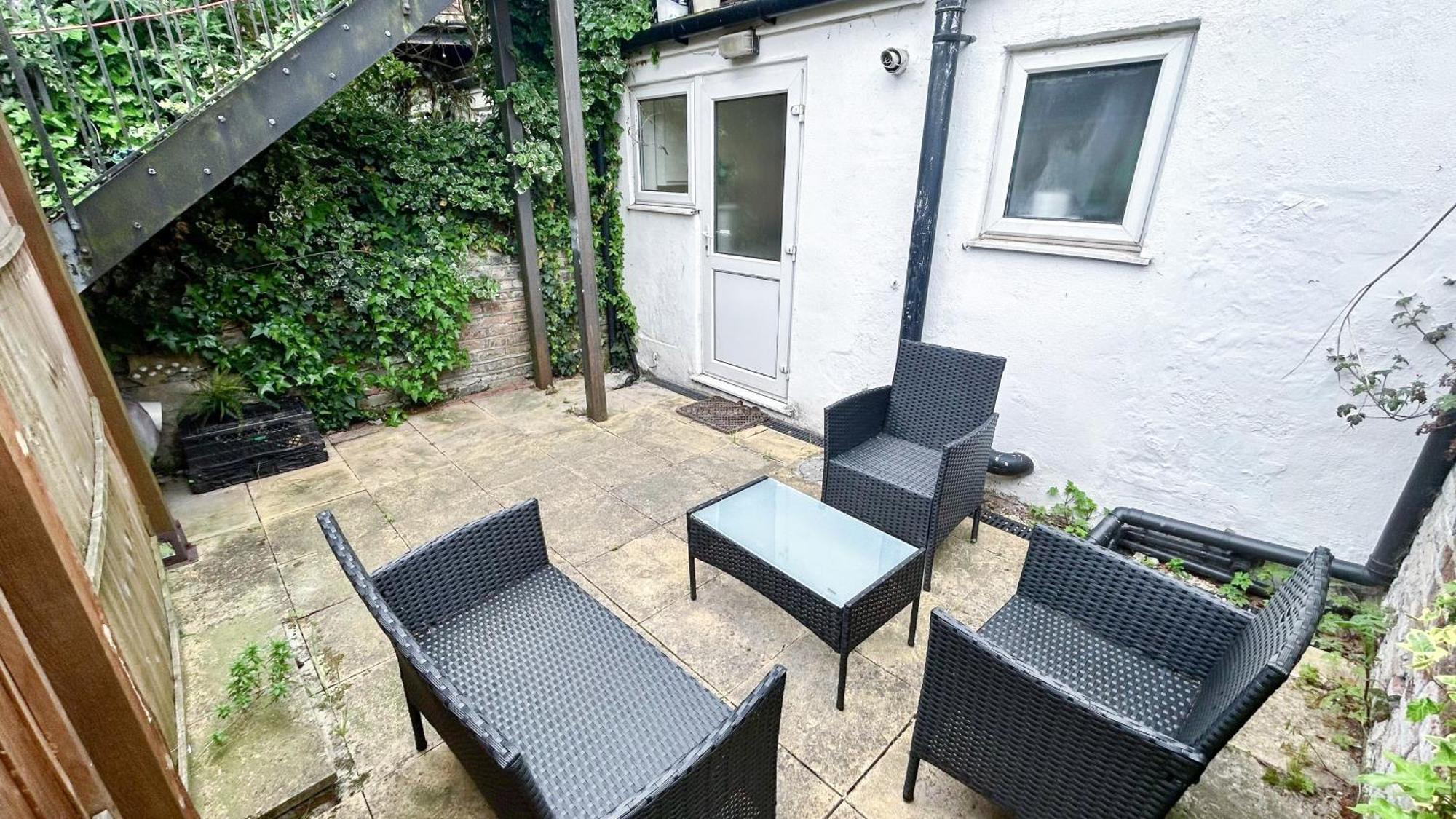 1-Bedroom Flat With Small Garden & Paid Parking In Finsbury Park, Highbury London Exterior photo
