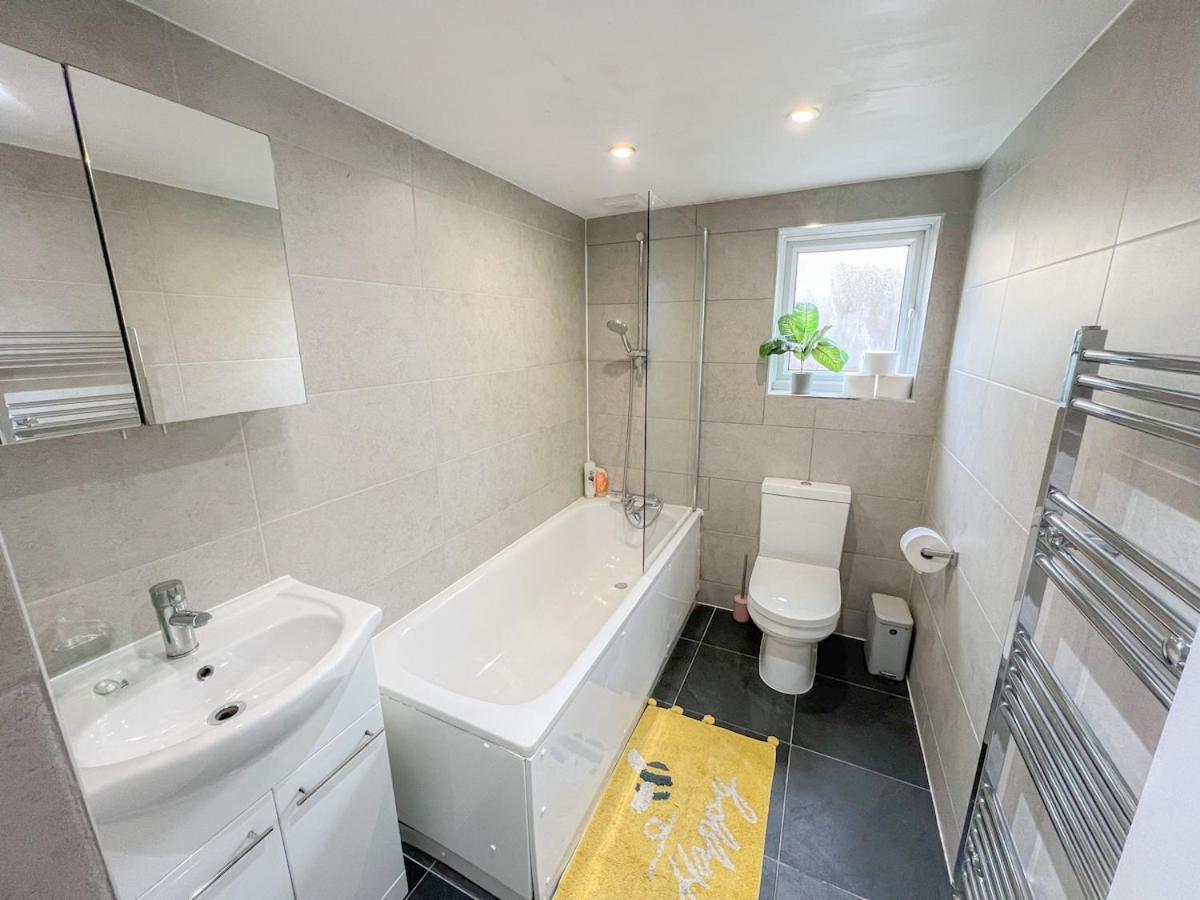 1-Bedroom Flat With Small Garden & Paid Parking In Finsbury Park, Highbury London Exterior photo