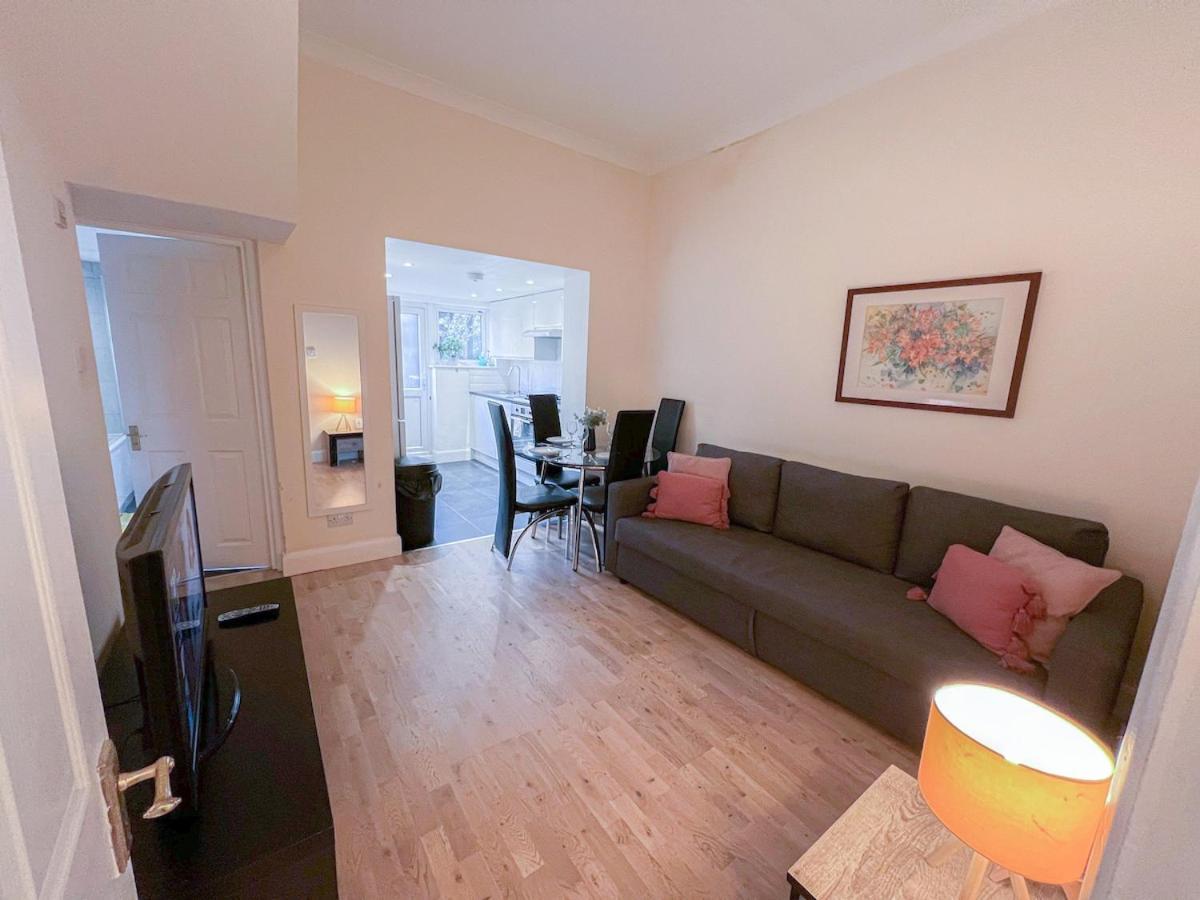 1-Bedroom Flat With Small Garden & Paid Parking In Finsbury Park, Highbury London Exterior photo