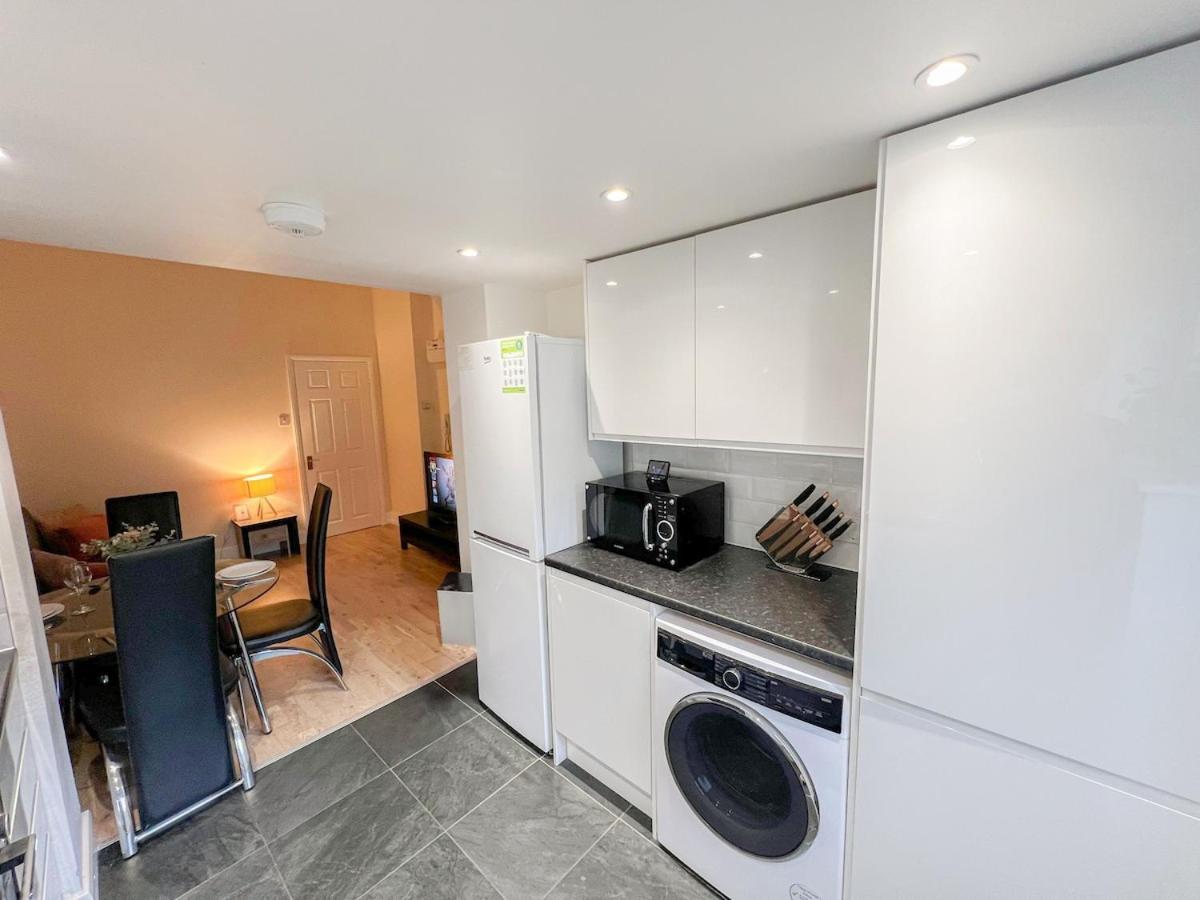 1-Bedroom Flat With Small Garden & Paid Parking In Finsbury Park, Highbury London Exterior photo